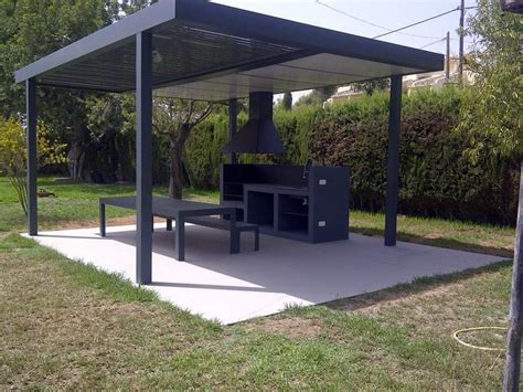 Zona de barbacoa en un jardín con pérgola de forja