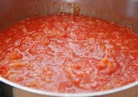 Salsa de tomate casera hirviendo en una olla