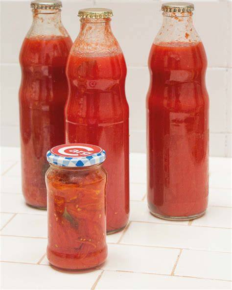 Frascos de salsa de tomate esterilizados