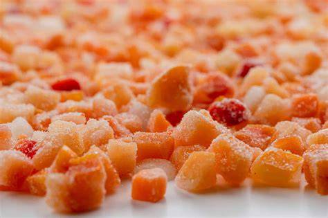 Cubitos de salsa de tomate congelada en una bandeja