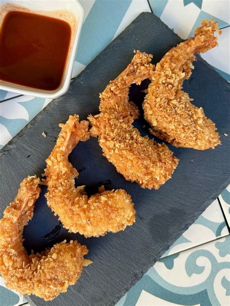 Langostinos rebozados friéndose en una sartén