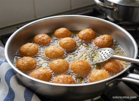 Buñuelos friéndose en aceite