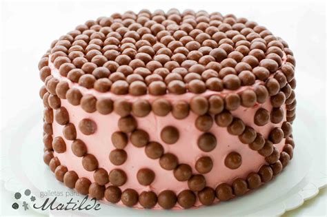 Decoración final de la tarta con Conguitos
