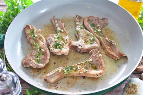 Chuletas de cordero a la plancha dorándose