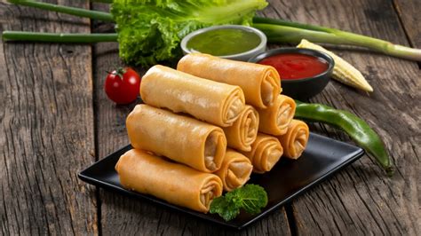 Detalle de rollitos de primavera y bolitas de pollo