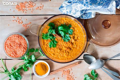 Plato de Dal de lentejas rojas y coco con arroz basmati