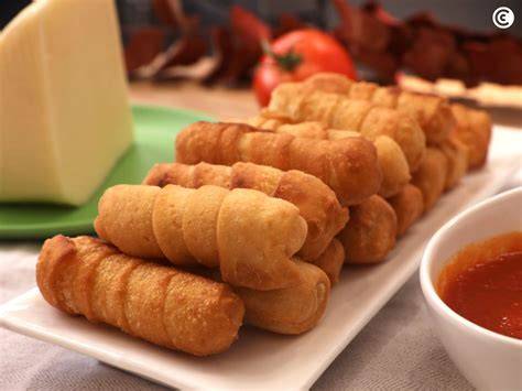 Variedad de acompañamientos: patatas, tequeños y mojos