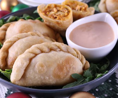Empanadillas de pernil y queso de bola