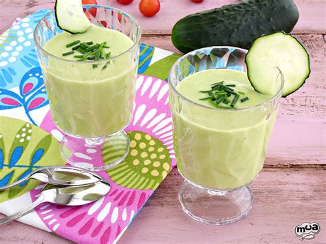 Crema fría de pepino y aguacate servida en vasos