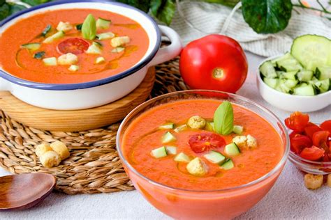 Gazpacho andaluz tradicional servido en un plato