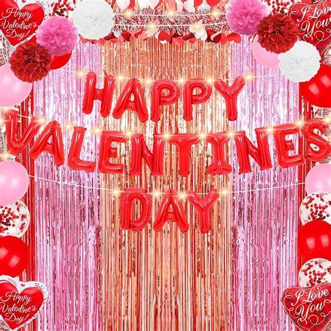 Mesa decorada con temática de San Valentín y pancakes