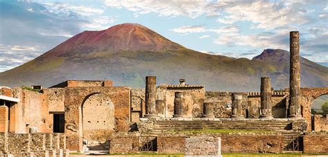 Ruinas de una villa romana en Pompeya con jarras de fermentación (dolia)