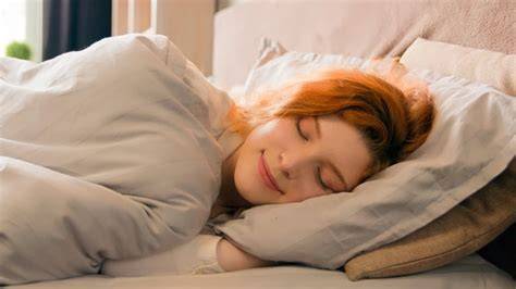 Persona durmiendo plácidamente bajo un relleno nórdico