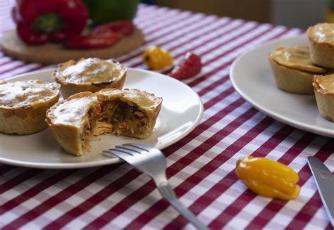 Pastel de Polvorosa con agujeros decorativos en la masa