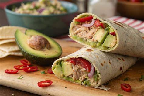 Wraps de atún y aguacate frescos y coloridos