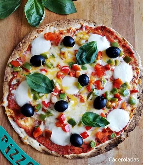 Pizza individual hecha con tortilla de trigo