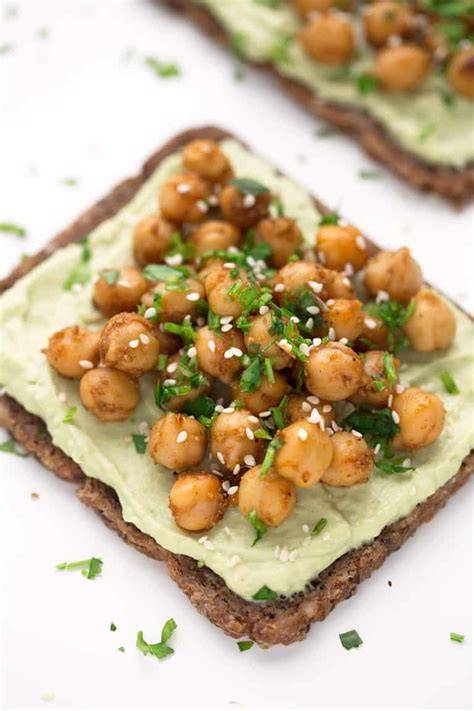 Tostadas crujientes de tortilla con garbanzos y aguacate