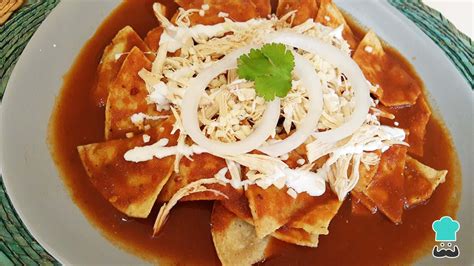 Libro de cocina antiguo con receta de chilaquiles