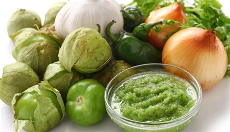 Ingredientes frescos para la salsa verde