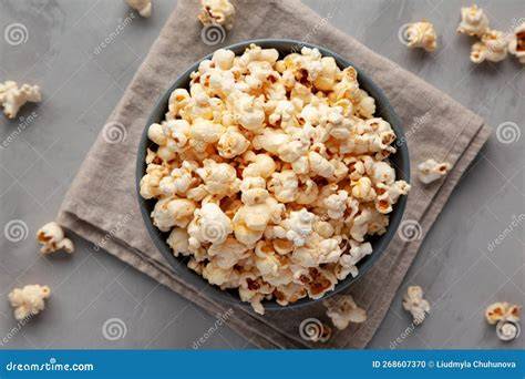 Palomitas de maíz caseras en un bol
