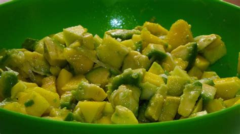 Espárragos con vinagreta de aguacate y mango