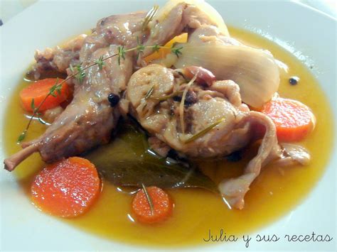 Conejo en escabeche servido con patatas