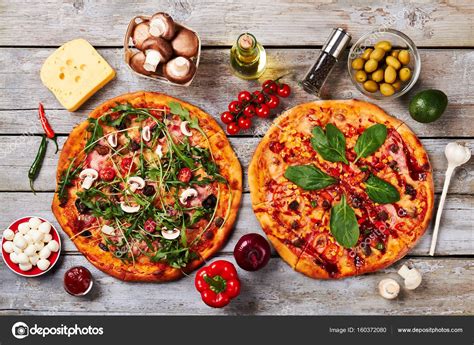 Pizza italiana con ingredientes frescos