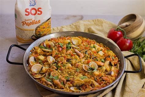 Plato de paella de mariscos con preparado congelado