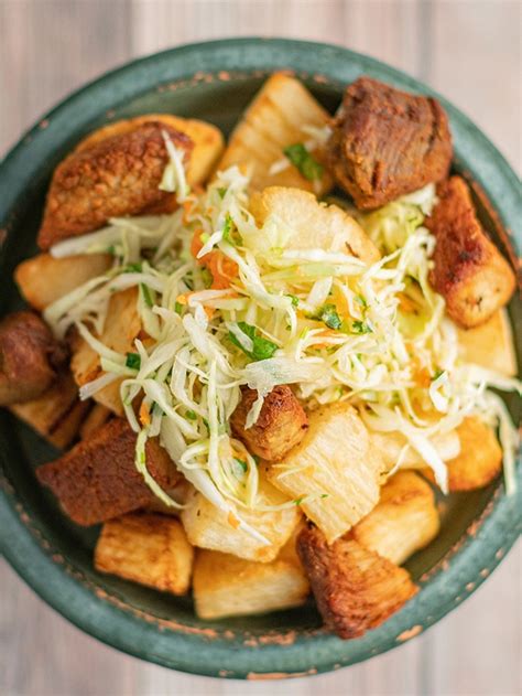 Ingredientes frescos para yuca con chicharrón