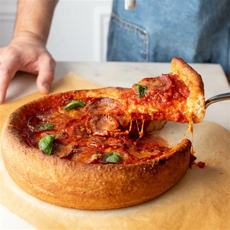Pizza artesanal de Doña Pizza con masa gruesa y abundantes ingredientes
