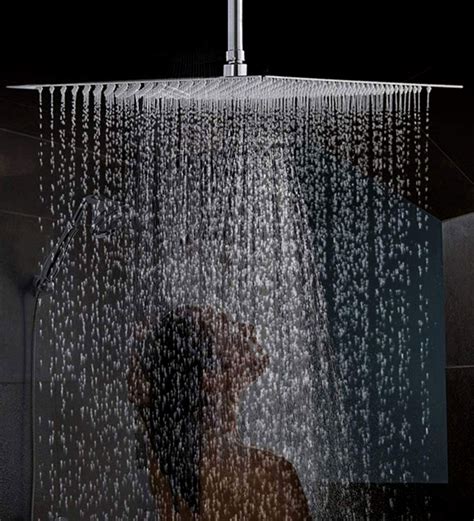Persona disfrutando de una ducha con efecto lluvia