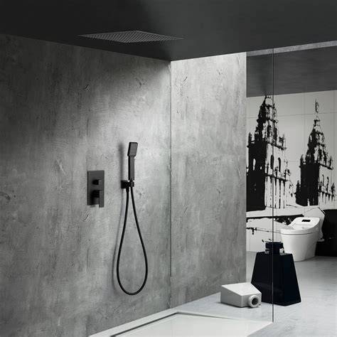 Ducha fija de techo en un baño moderno