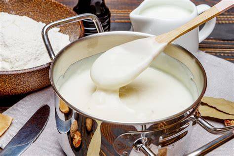 Salsa bechamel líquida en un cazo