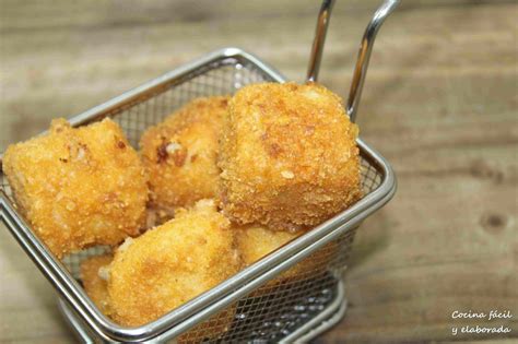 Croquetas siendo rebozadas