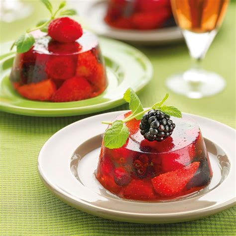 Plato con gelatina de chocolate decorado con frutos rojos