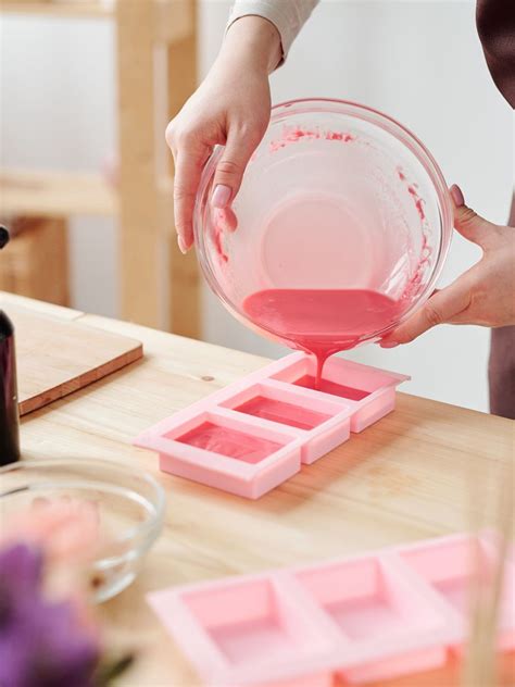 Proceso de vertido de la mezcla en moldes de silicona