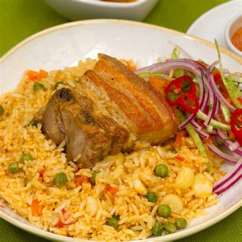Plato de arroz con chancho peruano con zarza criolla