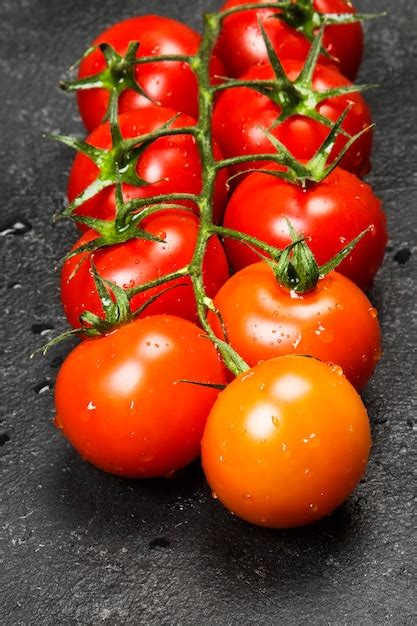 Tomates cherry en una rama