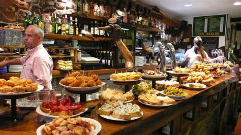 Variedad de tapas españolas en un bar
