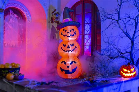 Decoración de Halloween en un parque temático con calabazas y personajes