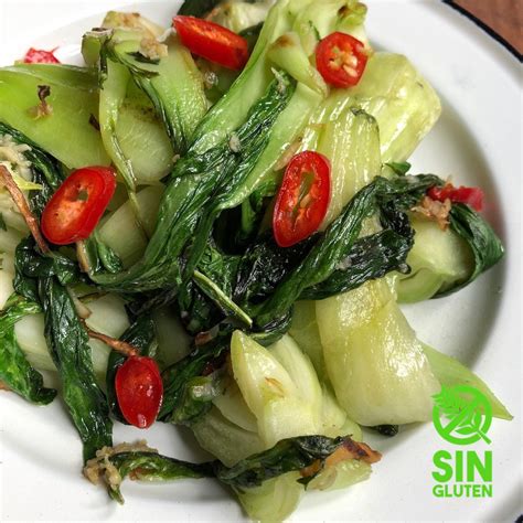 Variedad de platos preparados con pak choi