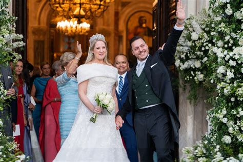 Representación de la princesa Teodora Anna Doukaina usando un tenedor en la mesa