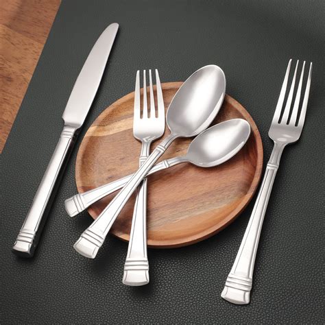 Ejemplos de cubiertos de diferentes materiales: plata, acero inoxidable y madera