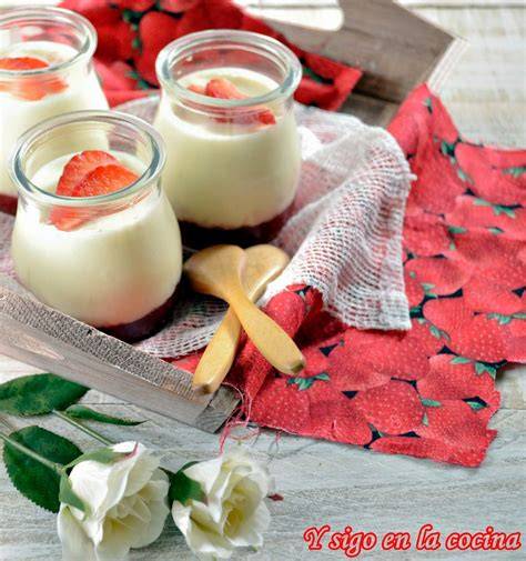 Vasitos de chocolate blanco y fresas