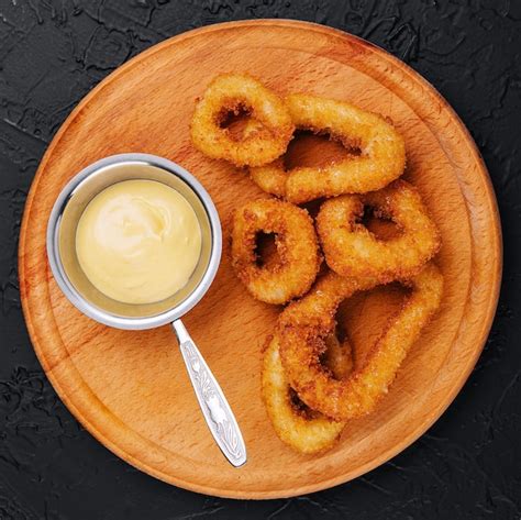 Aros de cebolla fritos con salsa