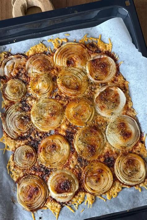 Chips de cebolla y queso parmesano al horno