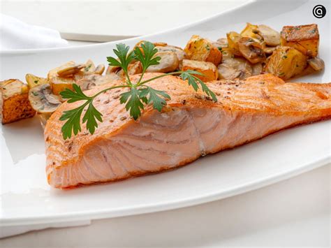 Plato de salmón con champiñones y patatas