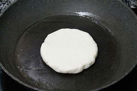 Arepas cocinándose en la sartén