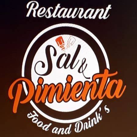 Interior del restaurante Sal y Pimienta con clientes