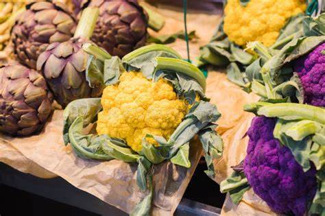Variedades de coliflores en un mercado francés